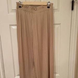 Zara pleated pants, beige color, size medium